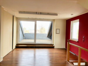 Wohnzimmer mit Balkon