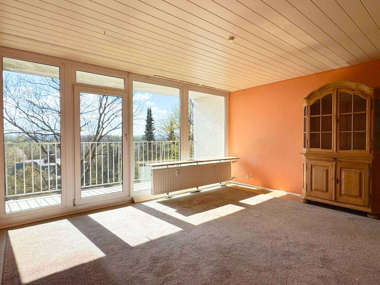 Wohnzimmer mit Balkon