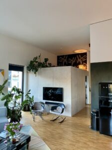 Wohnzimmer mit Arbeitsraum und Empore